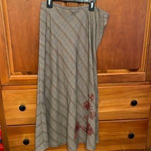 Plaid skirt with embroidered on the side on bottom